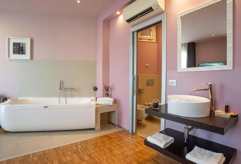 اتاق لوکس با وان آب گرم, Orcagna