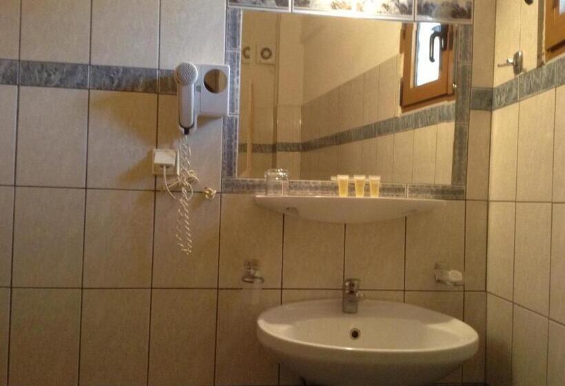 اتاق استاندارد با چشمانداز استخر, Orfeas