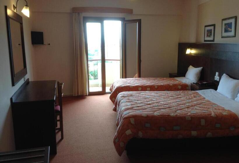 اتاق استاندارد سه تخته با چشمانداز استخر, Orfeas