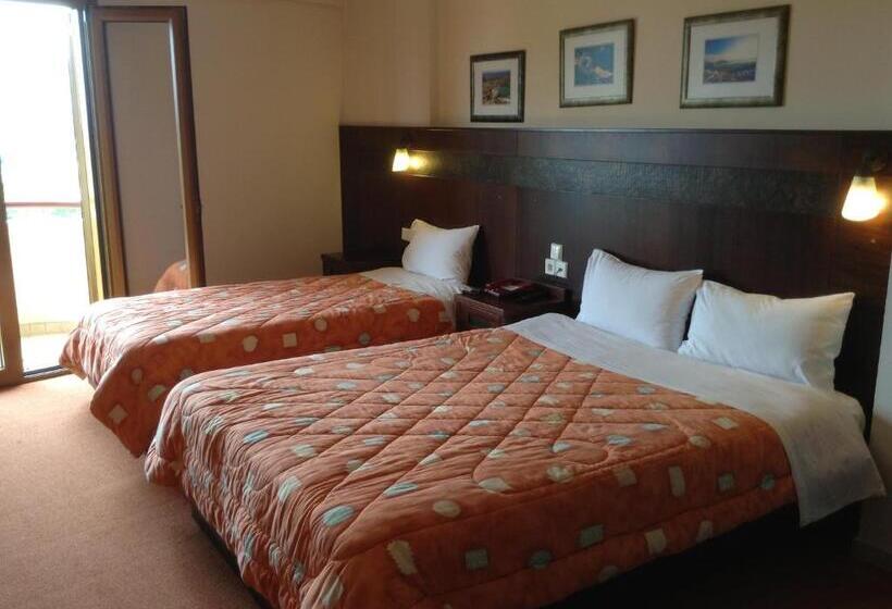 اتاق استاندارد سه تخته با چشمانداز استخر, Orfeas