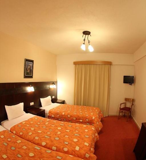 اتاق استاندارد سه تخته با چشمانداز استخر, Orfeas