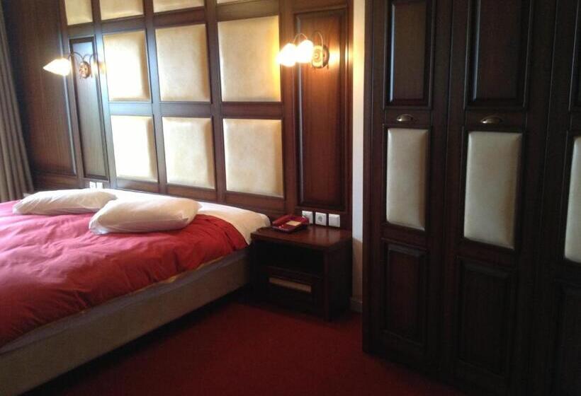 سوییت با چشمانداز استخر, Orfeas