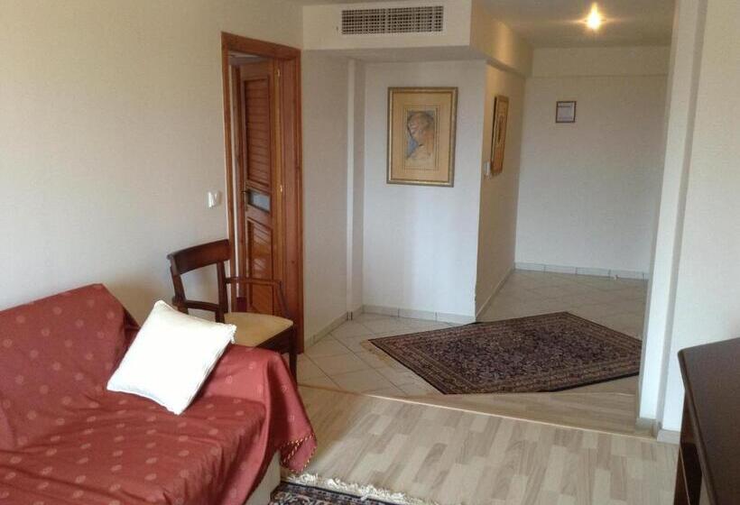 سوییت با چشمانداز استخر, Orfeas