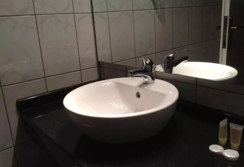 Standard Yhden Hengen Huone, Orfeas