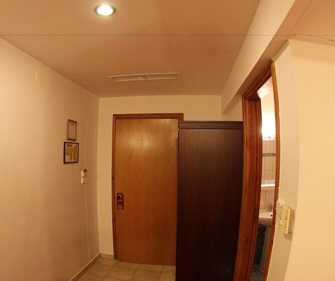 اتاق استاندارد با چشمانداز استخر, Orfeas