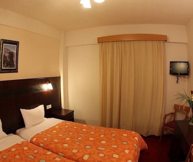 اتاق استاندارد با چشمانداز استخر, Orfeas