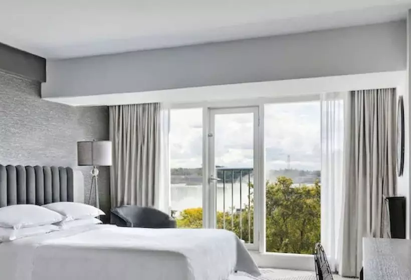 اتاق استاندارد با تخت دوبل و چشم‌انداز, Sheraton Fallsview