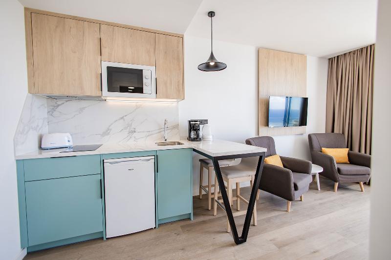 プレミアムスタジオ, Servatur Hartaguna - Adults Only