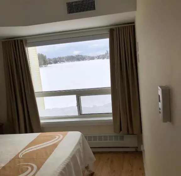 Suite with lake view, Muskoka Lakes Hotel And Resorts