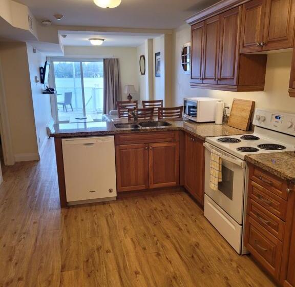 Suite with lake view, Muskoka Lakes Hotel And Resorts