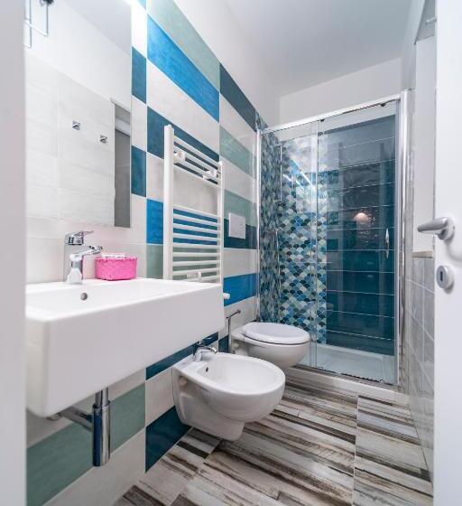 חדר סטנדרט לשלושה, Nelblu