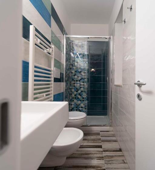 חדר סטנדרט לשלושה, Nelblu