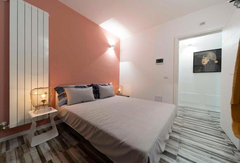 חדר סטנדרט לשלושה, Nelblu