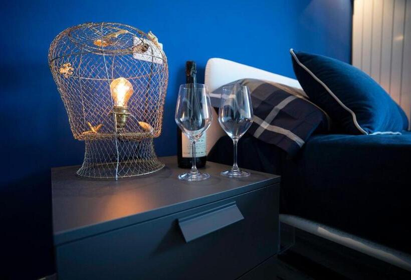 חדר סטנדרט לשלושה, Nelblu