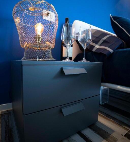 חדר סטנדרט לשלושה, Nelblu