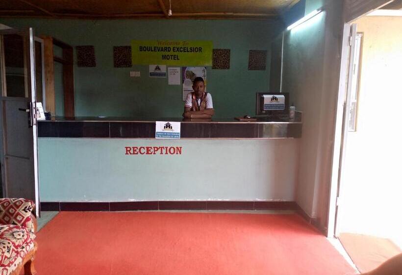 اتاق خانوادگی, Boulevard Excelsior Motel