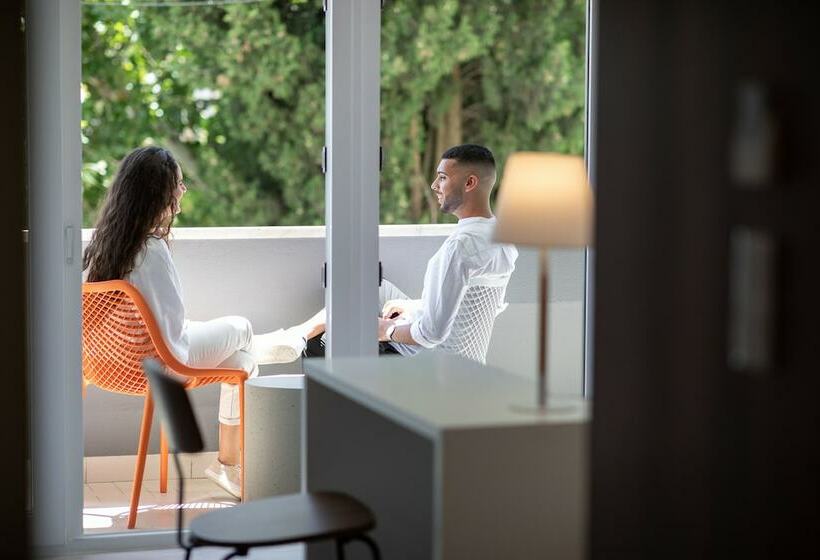 اتاق استاندارد با بالکن, The Icons Lisbon