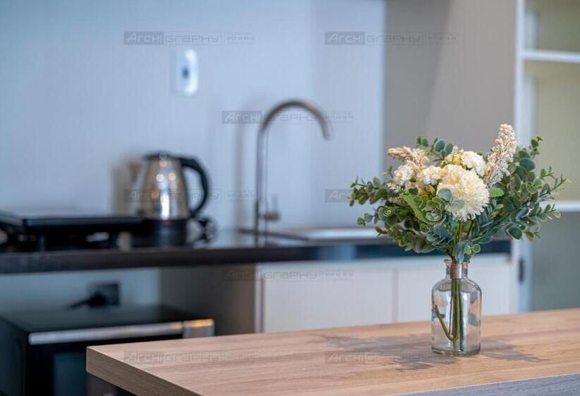 سوئیت با بالکن, Elite Home