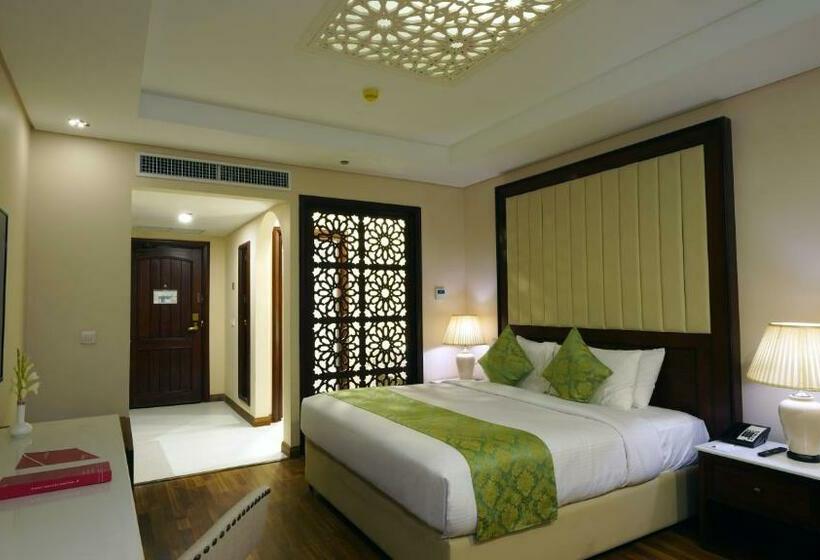 اتاق لوکس با تخت بزرگ, Ramada By Wyndham Lahore Gulberg Ii