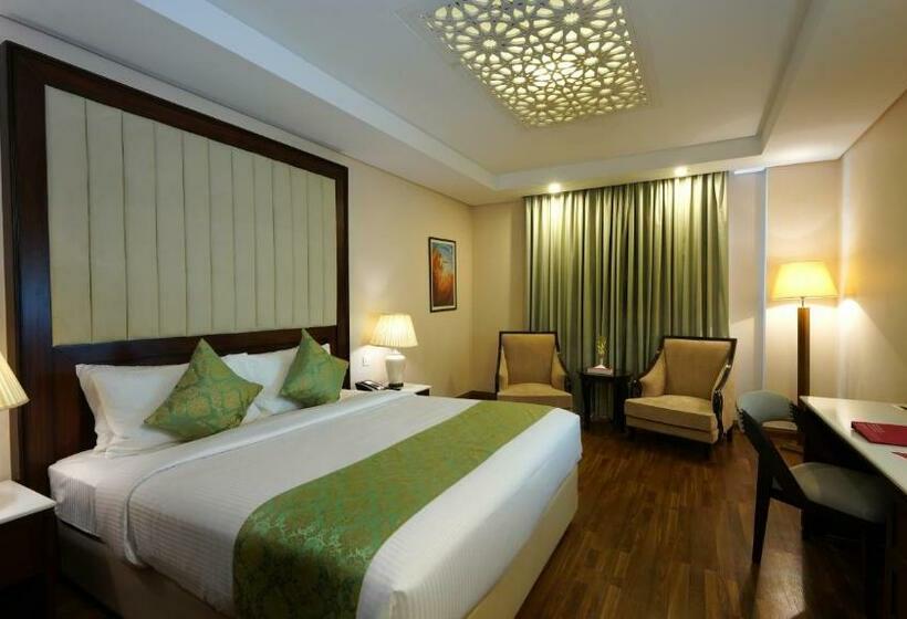 اتاق لوکس با تخت بزرگ, Ramada By Wyndham Lahore Gulberg Ii