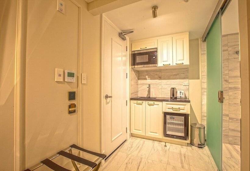 디럭스 룸, The Salisbury