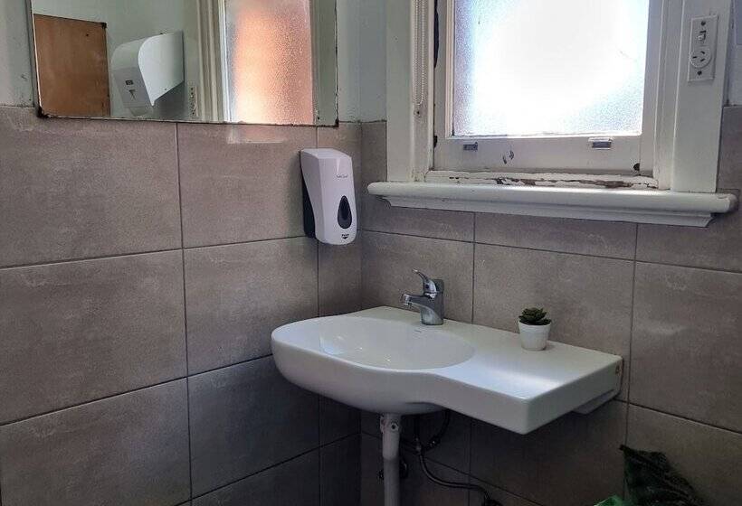 带共用浴室的标准房间, William Farrer