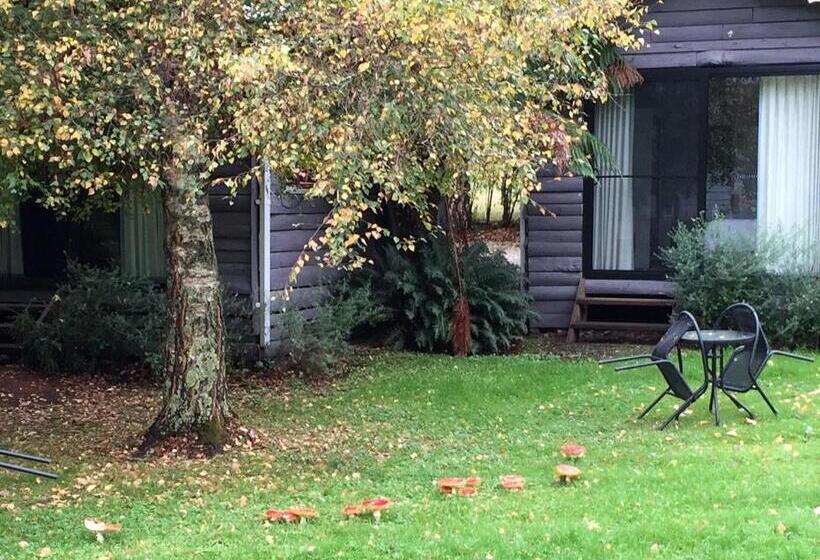 דירת שני חדרים, Crossways Country Inn