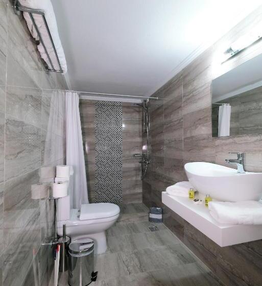 غرفة قياسية مطلة على المدينة, Limnia Gi