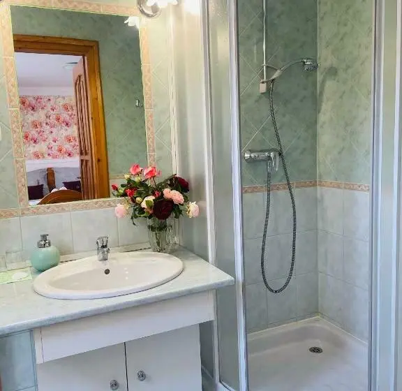 Standard Kolmen Hengen Huone, Villa Peonia