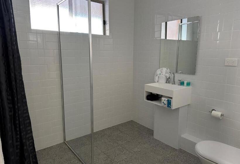 חדר סטנדרט מותאם לאדם עם מוגבלויות, Golf View Motel