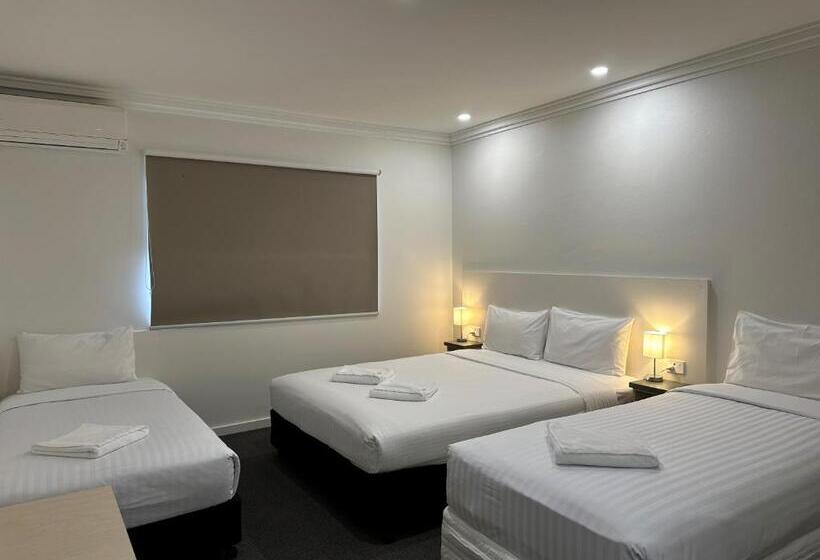 חדר משפחתי, Golf View Motel