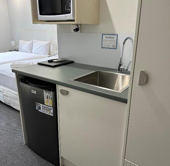 חדר משפחתי, Golf View Motel