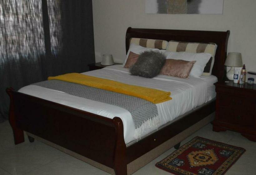 اتاق سوپریور با تخت بزرگ, Thobela Guest House