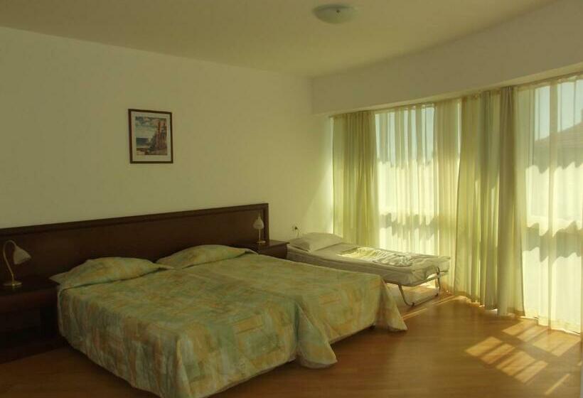 إستديو قياسى مزود بشرفة, The Lodge