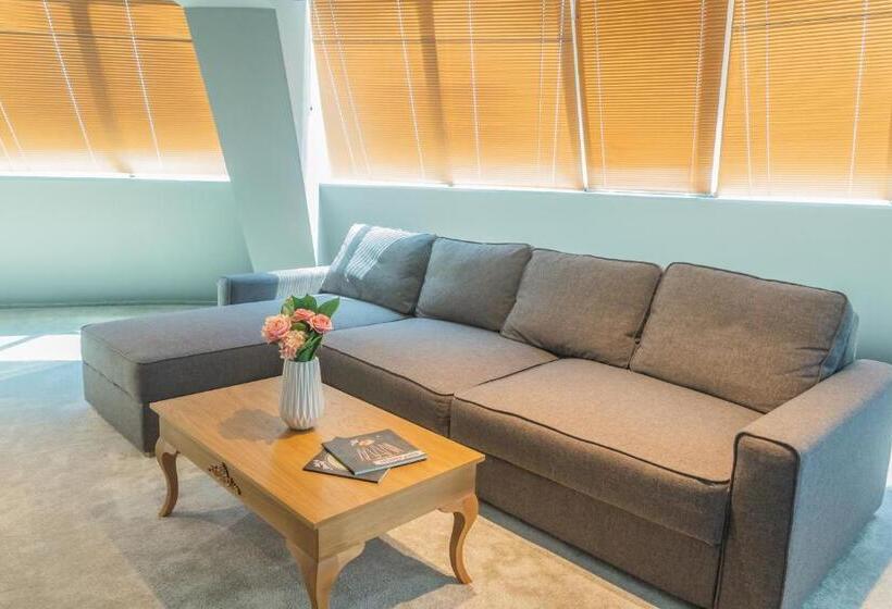 جناح جونيور مزوَّد بشرفة, The Lodge