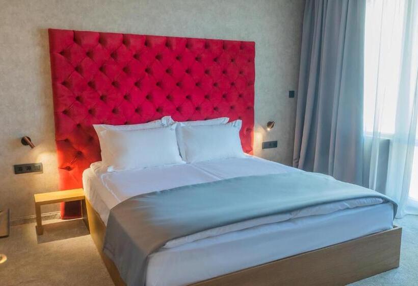 جناح جونيور مزوَّد بشرفة, The Lodge