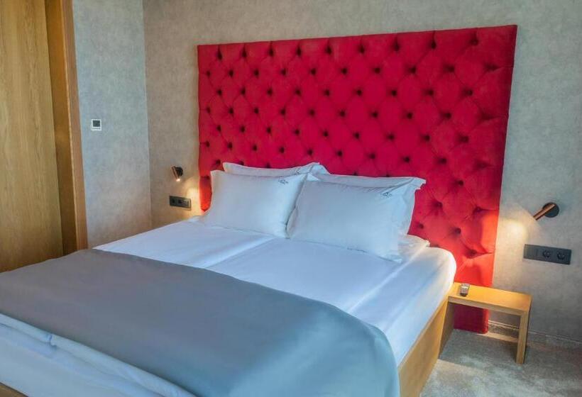 جناح جونيور مزوَّد بشرفة, The Lodge