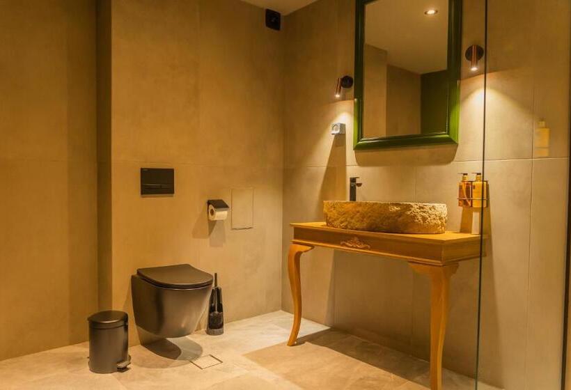 إستوديو ديلوكس, The Lodge