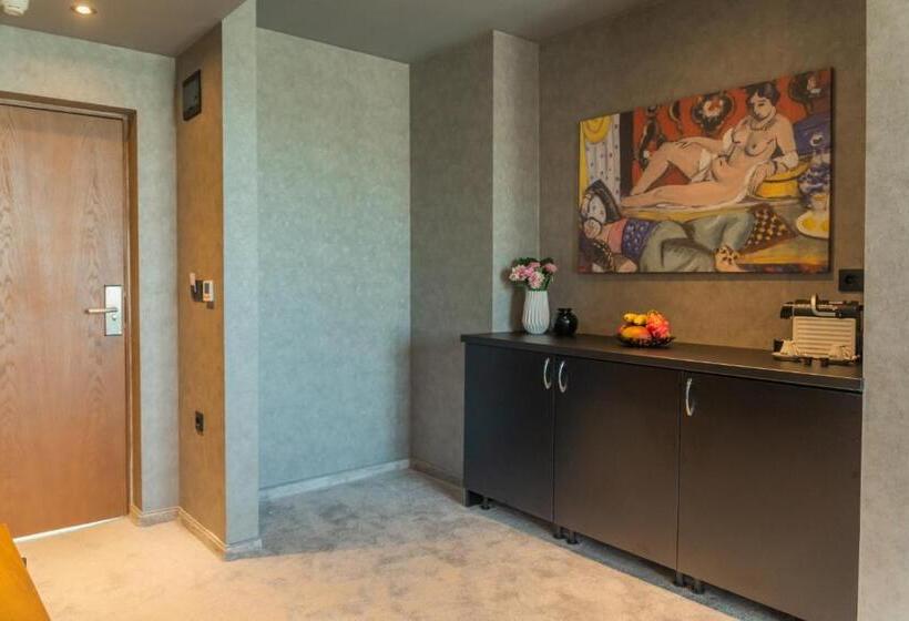 إستوديو ديلوكس, The Lodge