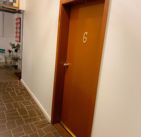 스탠다드 스튜디오, Westside Studio Apartments