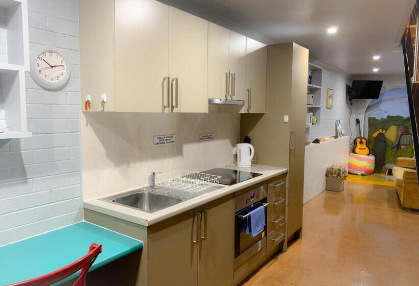 스탠다드 스튜디오, Westside Studio Apartments