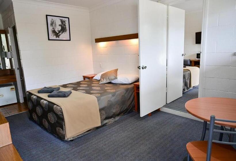 חדר משפחתי, Byer Fountain Motor Inn