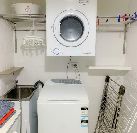 דירת שלושה חדרים, Westside Studio Apartments