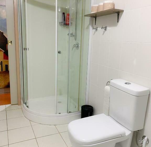 דירת שלושה חדרים, Westside Studio Apartments