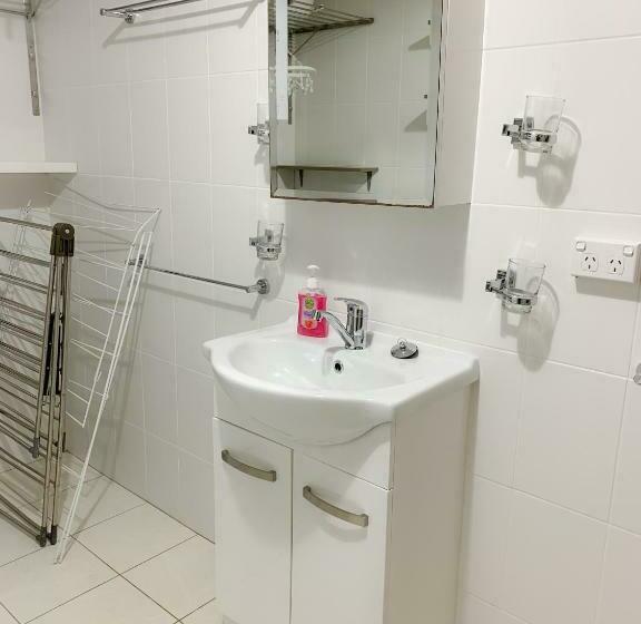 דירת שלושה חדרים, Westside Studio Apartments