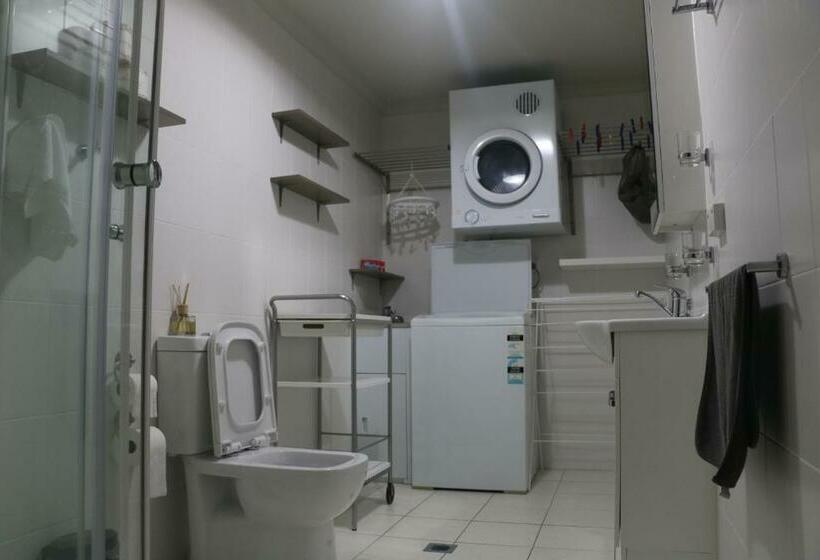 דירת שלושה חדרים, Westside Studio Apartments