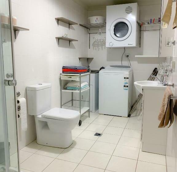 דירת שלושה חדרים, Westside Studio Apartments