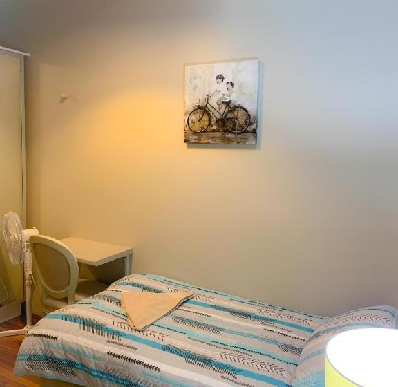 דירת שלושה חדרים, Westside Studio Apartments