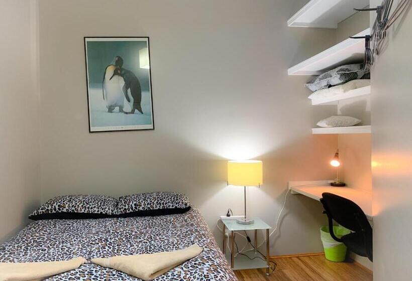 דירת שלושה חדרים, Westside Studio Apartments