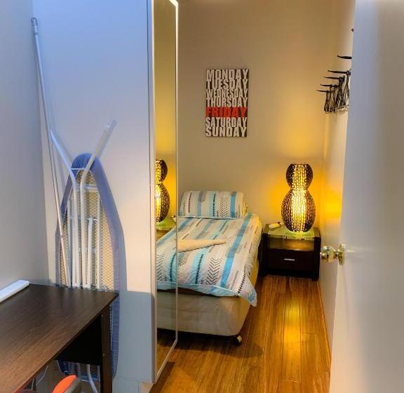 דירת שלושה חדרים, Westside Studio Apartments